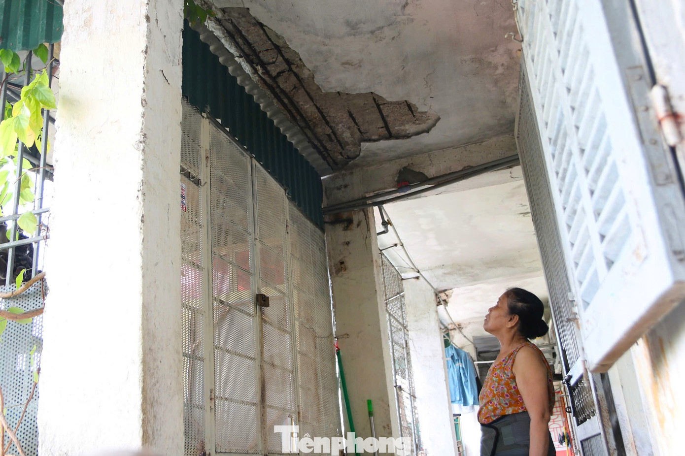 Chung cư xuống cấp, trần rơi lả tả - Ảnh 7