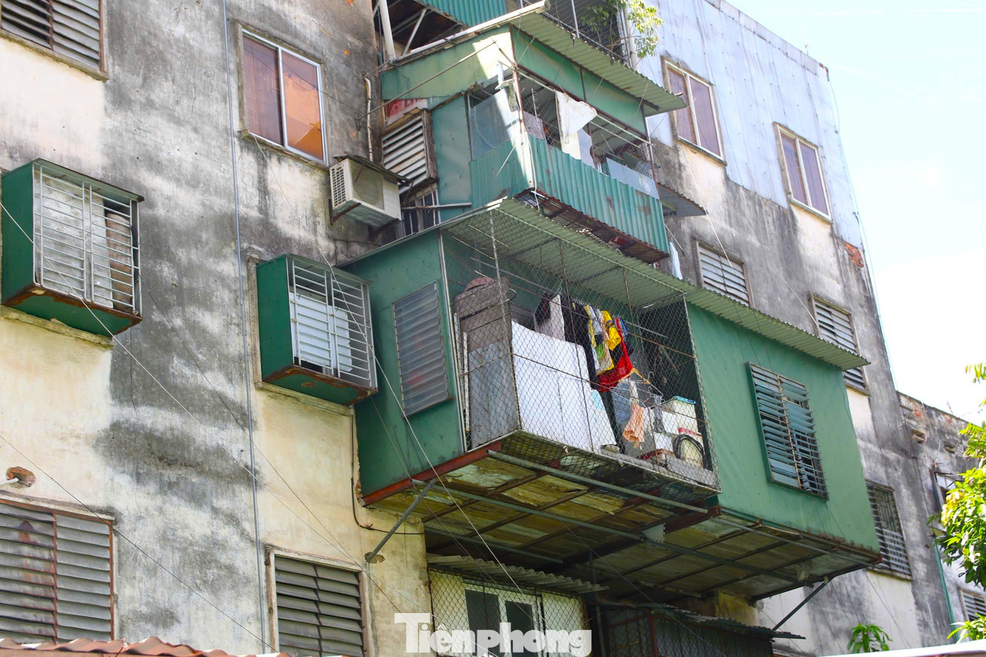 Chung cư xuống cấp, trần rơi lả tả - Ảnh 9