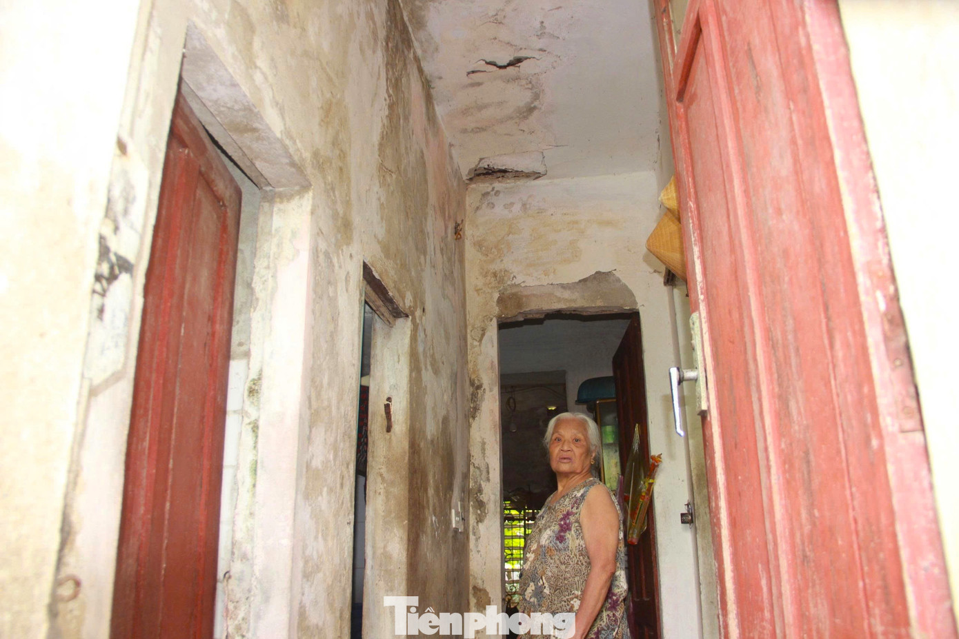 Chung cư xuống cấp, trần rơi lả tả - Ảnh 13