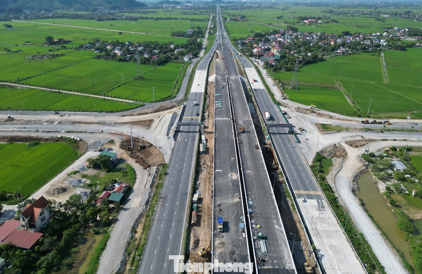 Hình hài nút giao 2 tầng cao tốc Bắc Nam qua Ninh Bình chuẩn bị thông xe - Ảnh 2