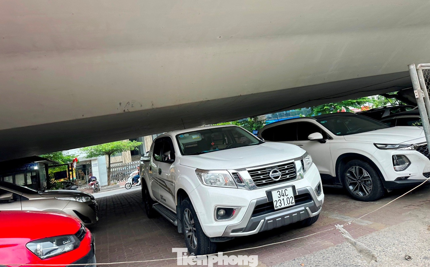 Cận cảnh các gầm cầu Hà Nội 'phủ kín' bãi ô tô, xe máy - Ảnh 2