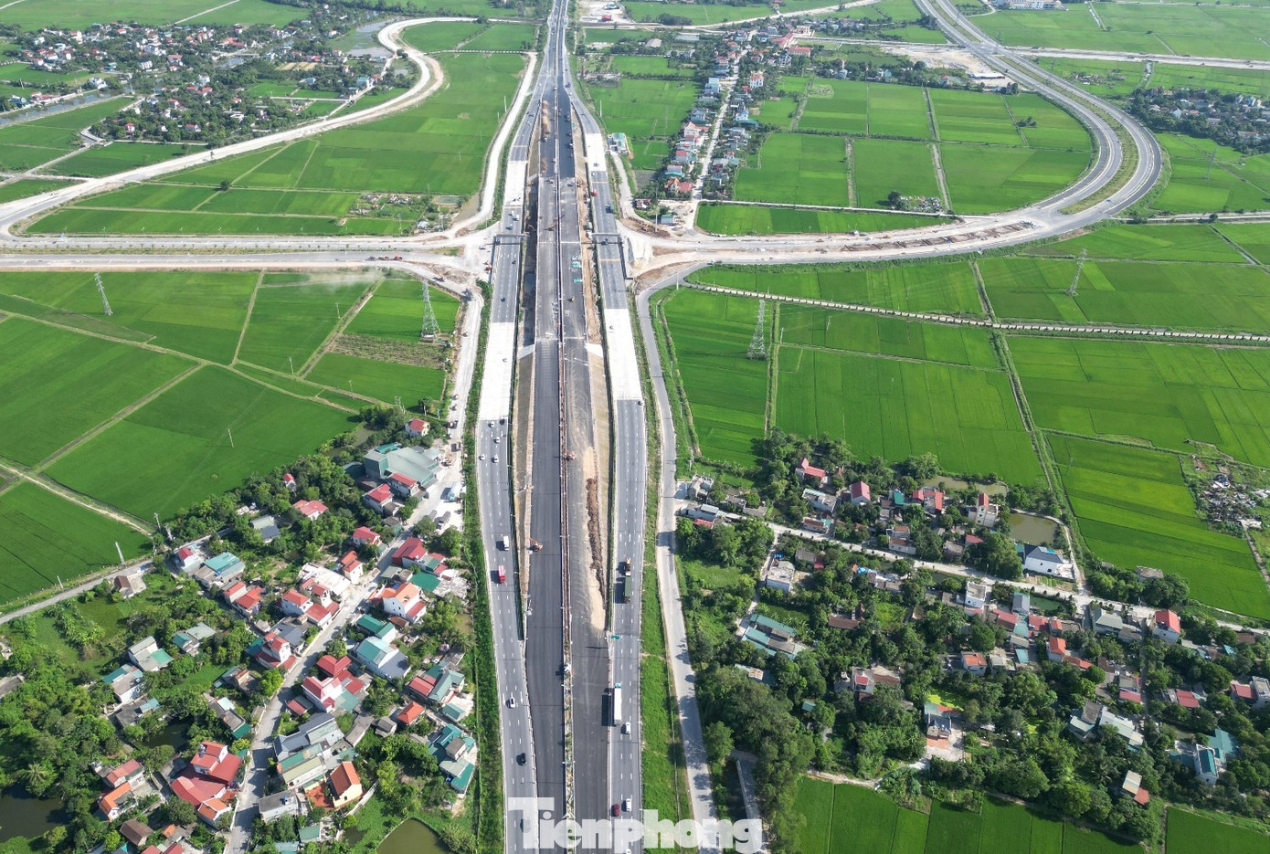 Hình hài nút giao 2 tầng cao tốc Bắc Nam qua Ninh Bình chuẩn bị thông xe - Ảnh 3