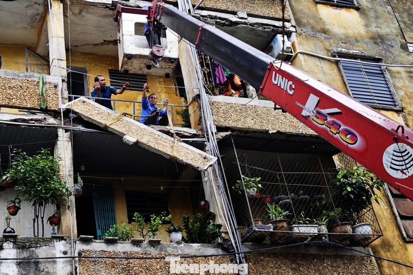 Chung cư xuống cấp, trần rơi lả tả - Ảnh 11