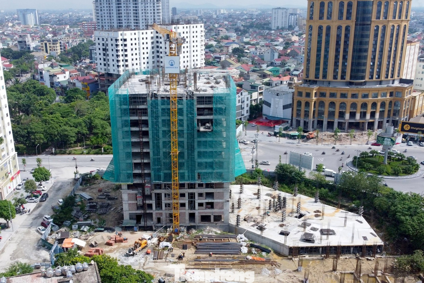 Chung cư xuống cấp, trần rơi lả tả - Ảnh 15