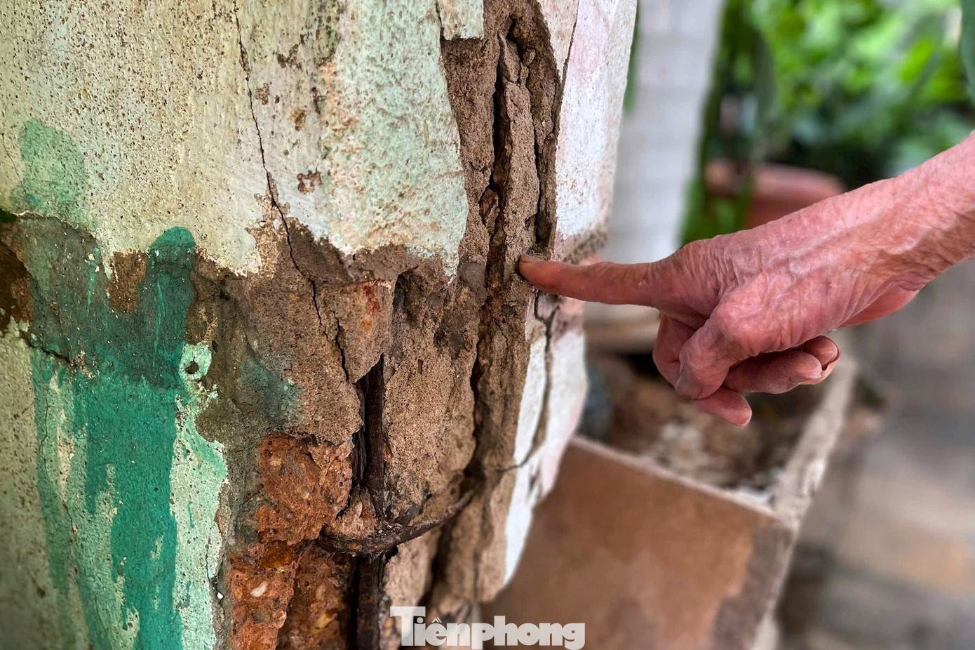 Chung cư xuống cấp, trần rơi lả tả - Ảnh 4