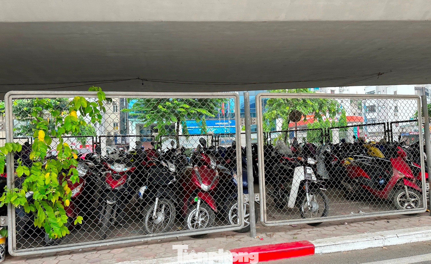 Cận cảnh các gầm cầu Hà Nội 'phủ kín' bãi ô tô, xe máy - Ảnh 3