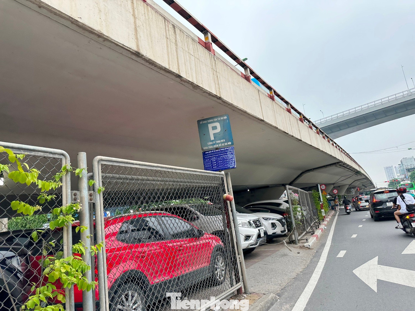 Cận cảnh các gầm cầu Hà Nội 'phủ kín' bãi ô tô, xe máy - Ảnh 4