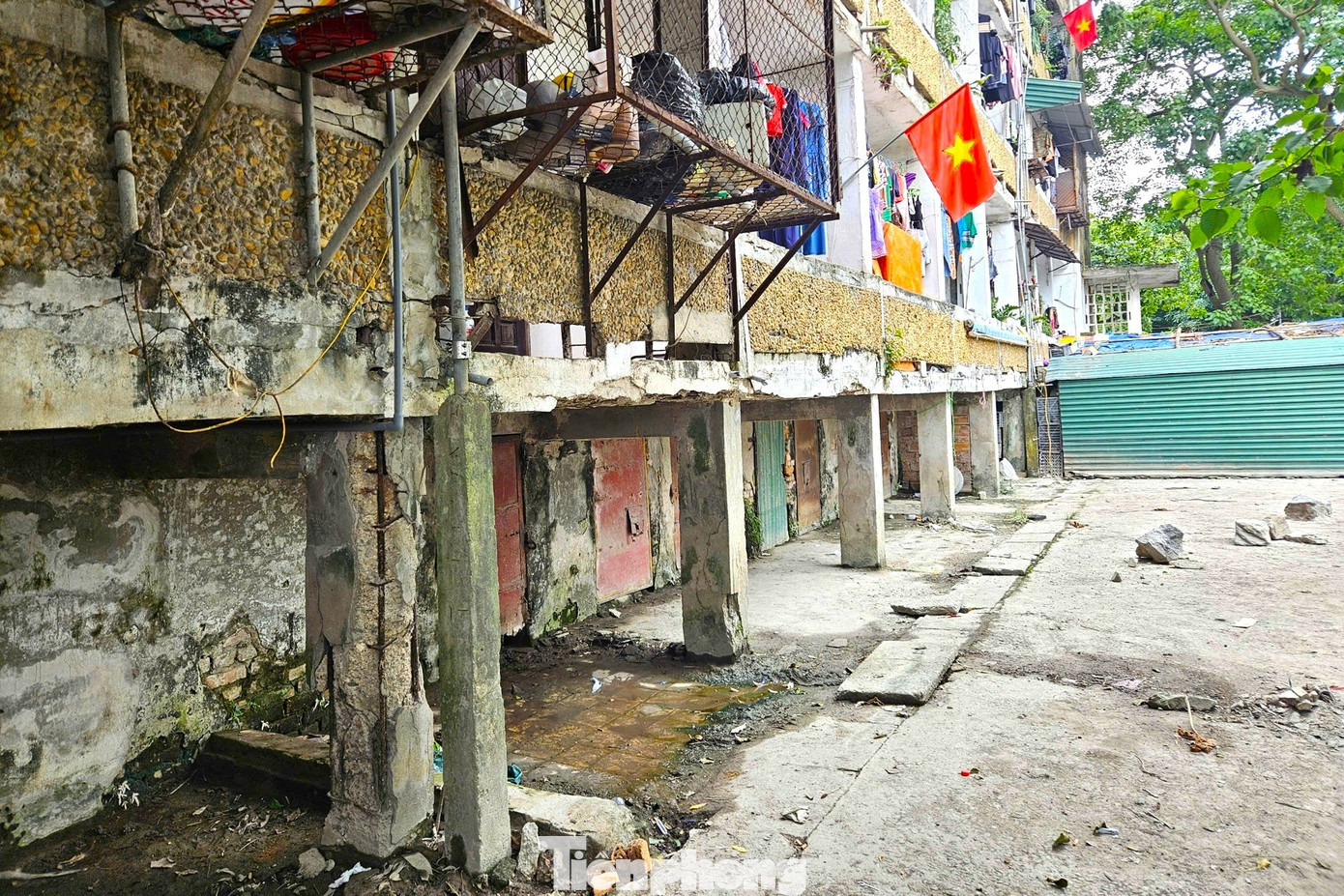 Chung cư xuống cấp, trần rơi lả tả - Ảnh 8