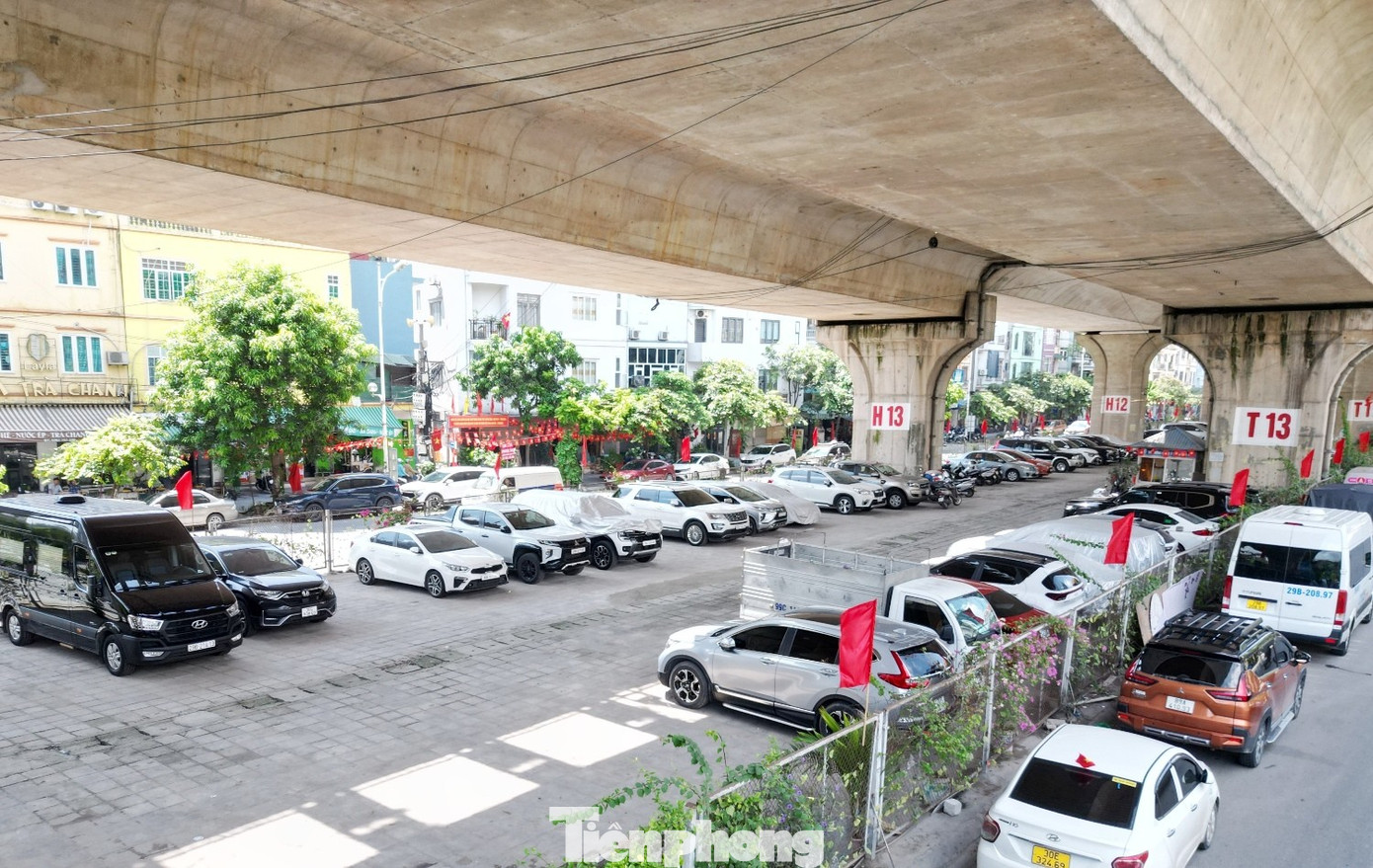 Cận cảnh các gầm cầu Hà Nội 'phủ kín' bãi ô tô, xe máy - Ảnh 5