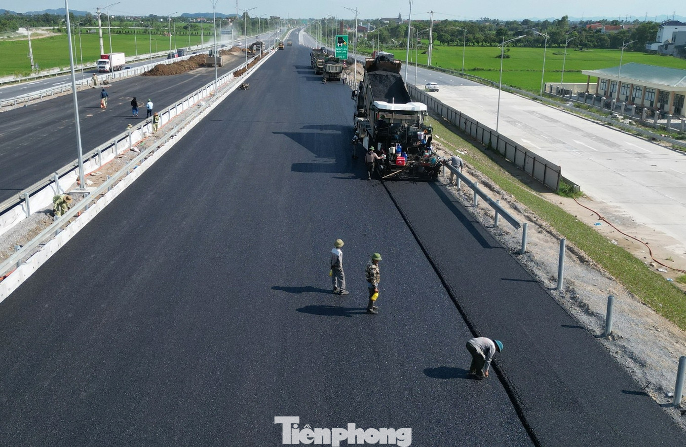 Hình hài nút giao 2 tầng cao tốc Bắc Nam qua Ninh Bình chuẩn bị thông xe - Ảnh 6