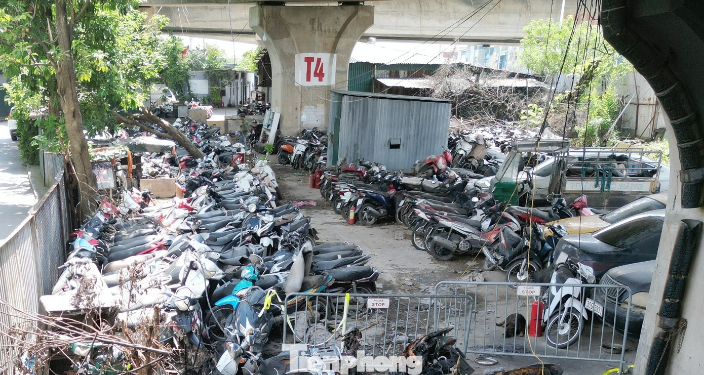 Cận cảnh các gầm cầu Hà Nội 'phủ kín' bãi ô tô, xe máy - Ảnh 6