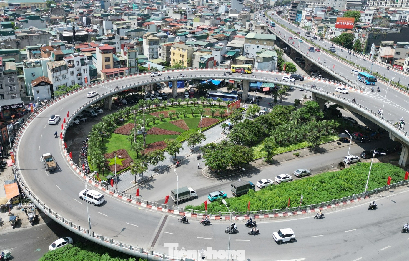 Cận cảnh các gầm cầu Hà Nội 'phủ kín' bãi ô tô, xe máy - Ảnh 7