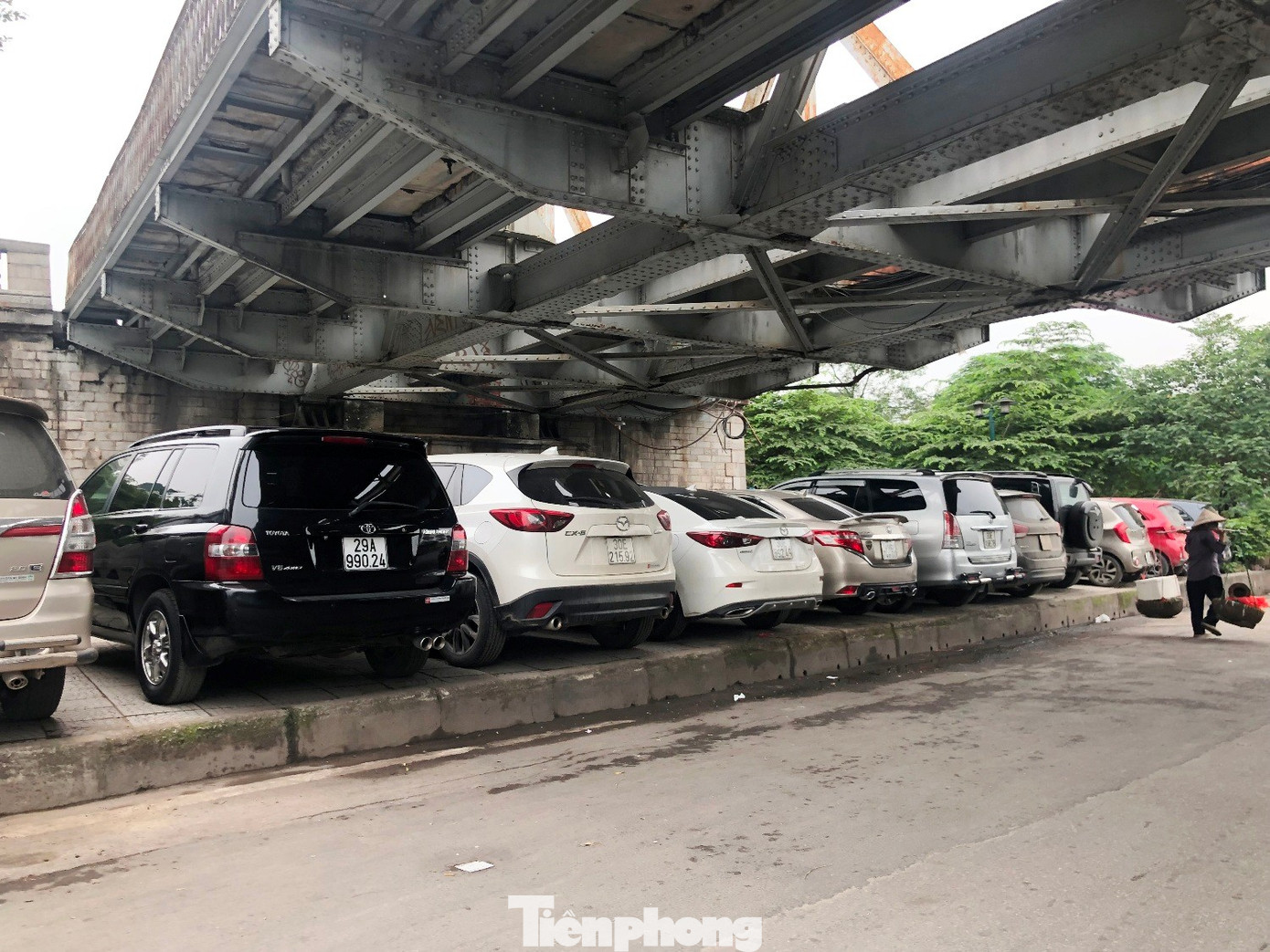 Cận cảnh các gầm cầu Hà Nội 'phủ kín' bãi ô tô, xe máy - Ảnh 8