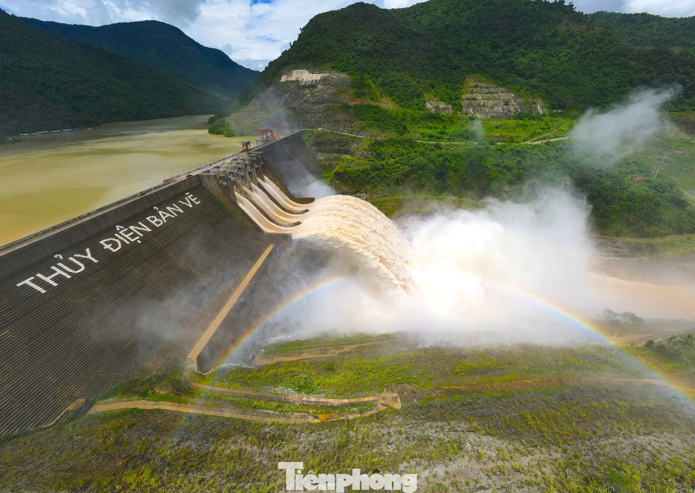 Thủy điện lớn nhất Bắc Trung Bộ xả nước trước bão số 9 - Ảnh 1