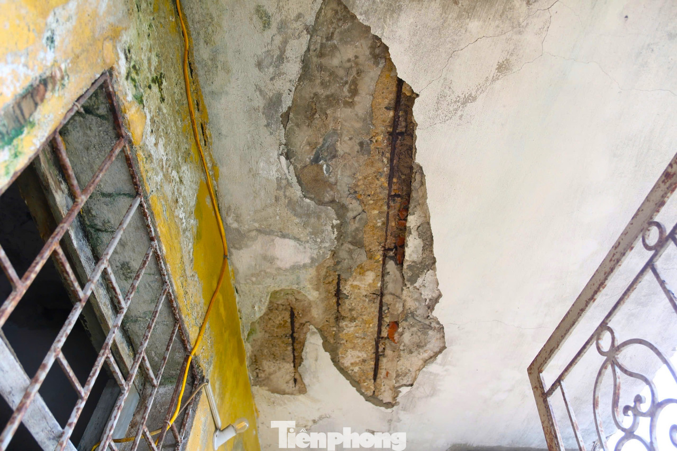 Chung cư xuống cấp, trần rơi lả tả - Ảnh 3
