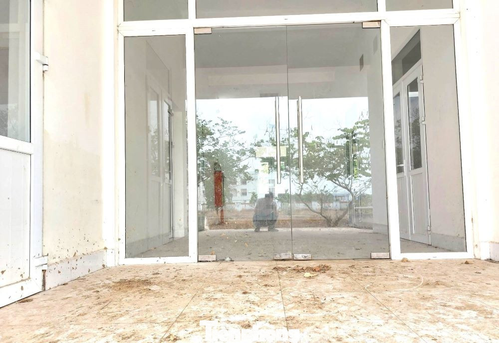 Cận cảnh bệnh viện 250 tỷ đồng tại TPHCM bị bỏ hoang nhiều năm - Ảnh 13