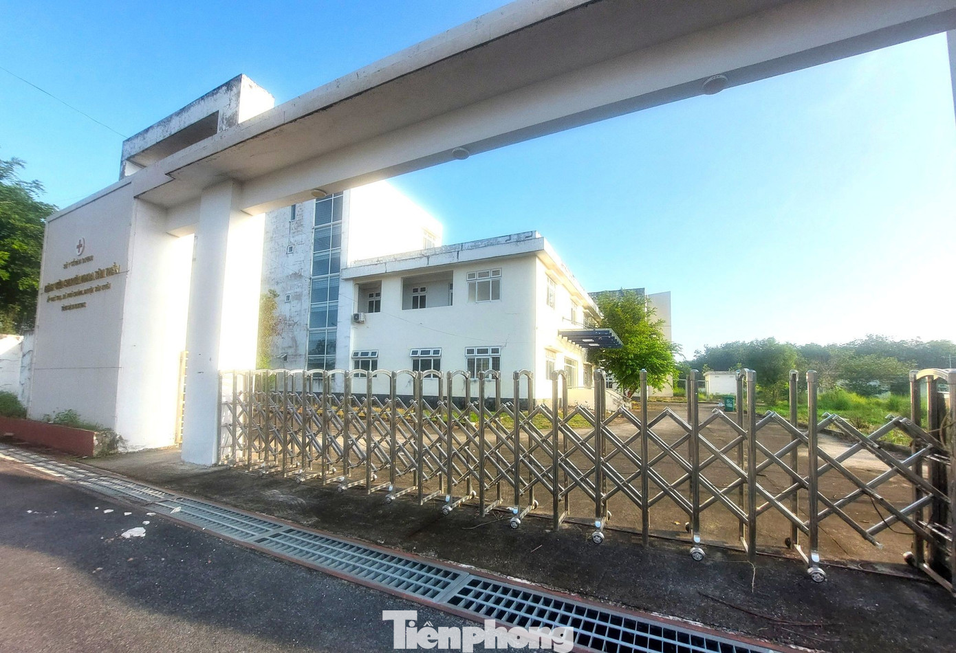 Cận cảnh bệnh viện 250 tỷ đồng tại TPHCM bị bỏ hoang nhiều năm - Ảnh 1