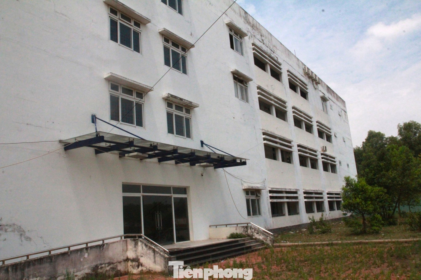 Cận cảnh bệnh viện 250 tỷ đồng tại TPHCM bị bỏ hoang nhiều năm - Ảnh 7