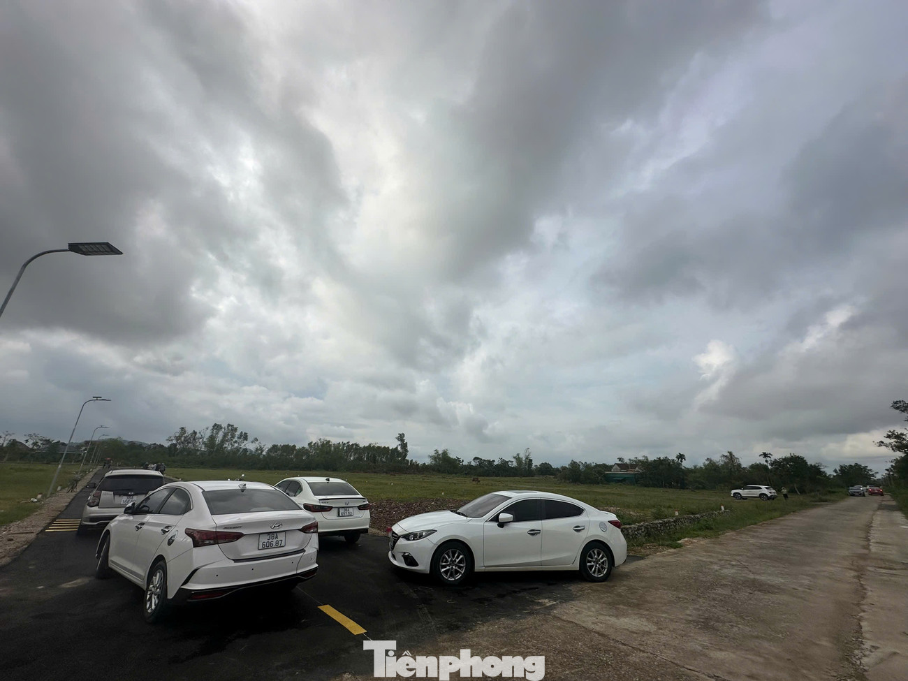 Cảnh tượng ‘cò đất’ ùn ùn đổ về, ô tô đậu kín đường làng sau công bố quy hoạch - Ảnh 10