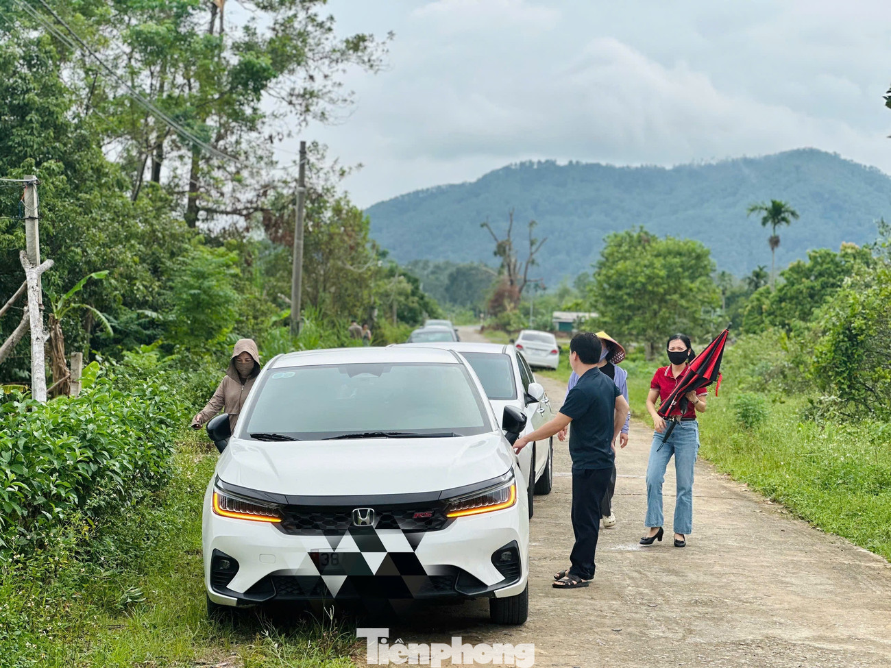 Cảnh tượng ‘cò đất’ ùn ùn đổ về, ô tô đậu kín đường làng sau công bố quy hoạch - Ảnh 11