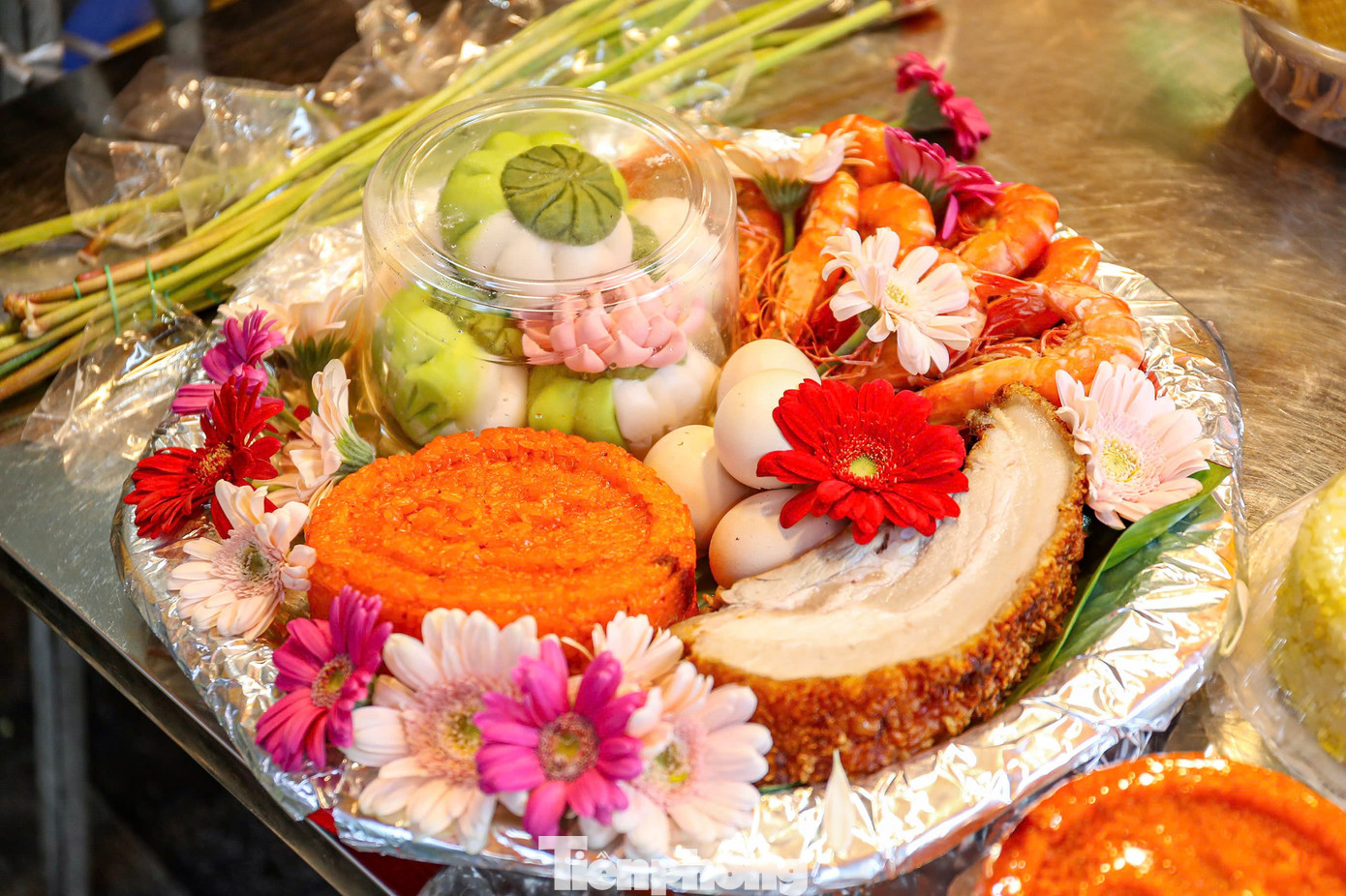 Chợ “nhà giàu” Hà Nội sáng Rằm tháng 7: Gà ngậm hoa hồng giá nửa triệu đồng một con - Ảnh 13