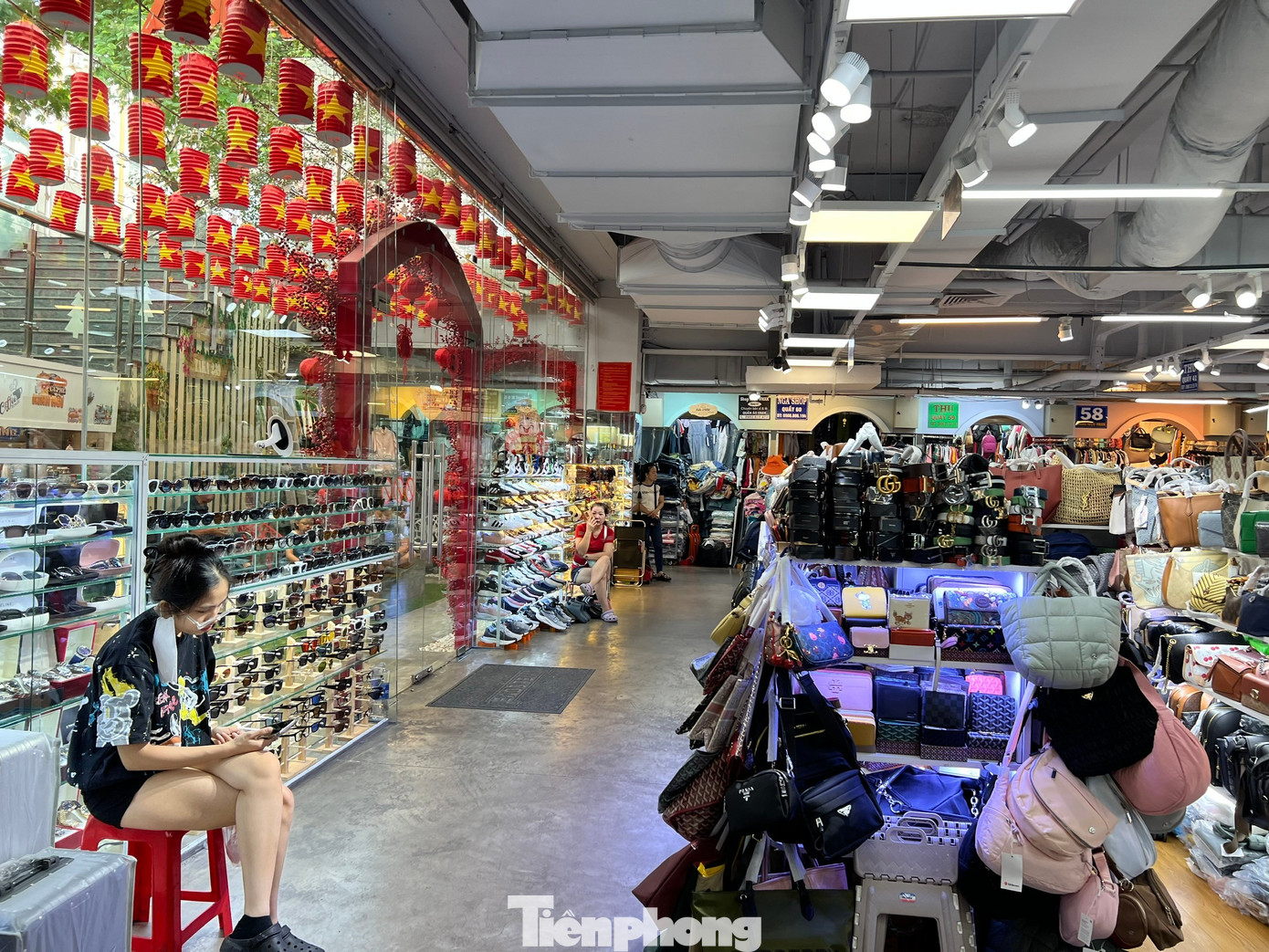 Cảnh trái ngược ở 'thiên đường mua sắm' Sài thành: Chỗ chen chân, nơi vắng lặng - Ảnh 11