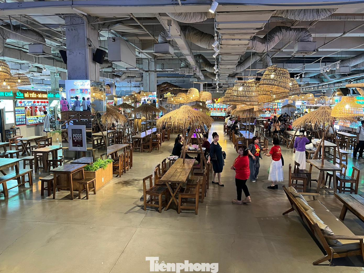 Cảnh trái ngược ở 'thiên đường mua sắm' Sài thành: Chỗ chen chân, nơi vắng lặng - Ảnh 15