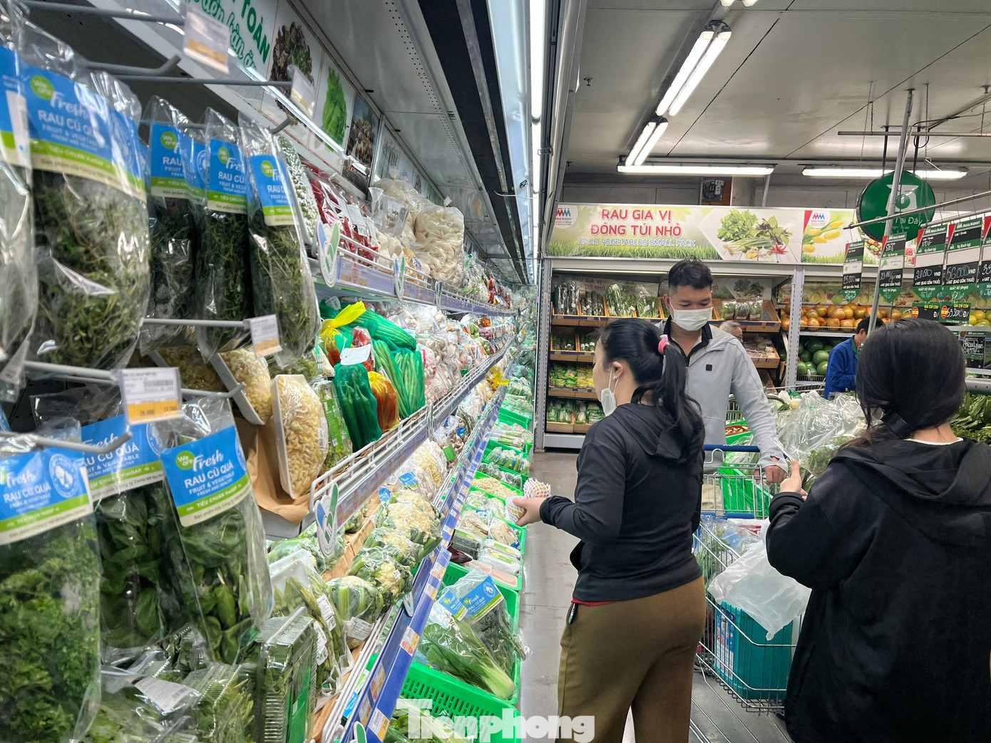 Giá rau củ 'tăng cấp' theo mưa bão - Ảnh 5