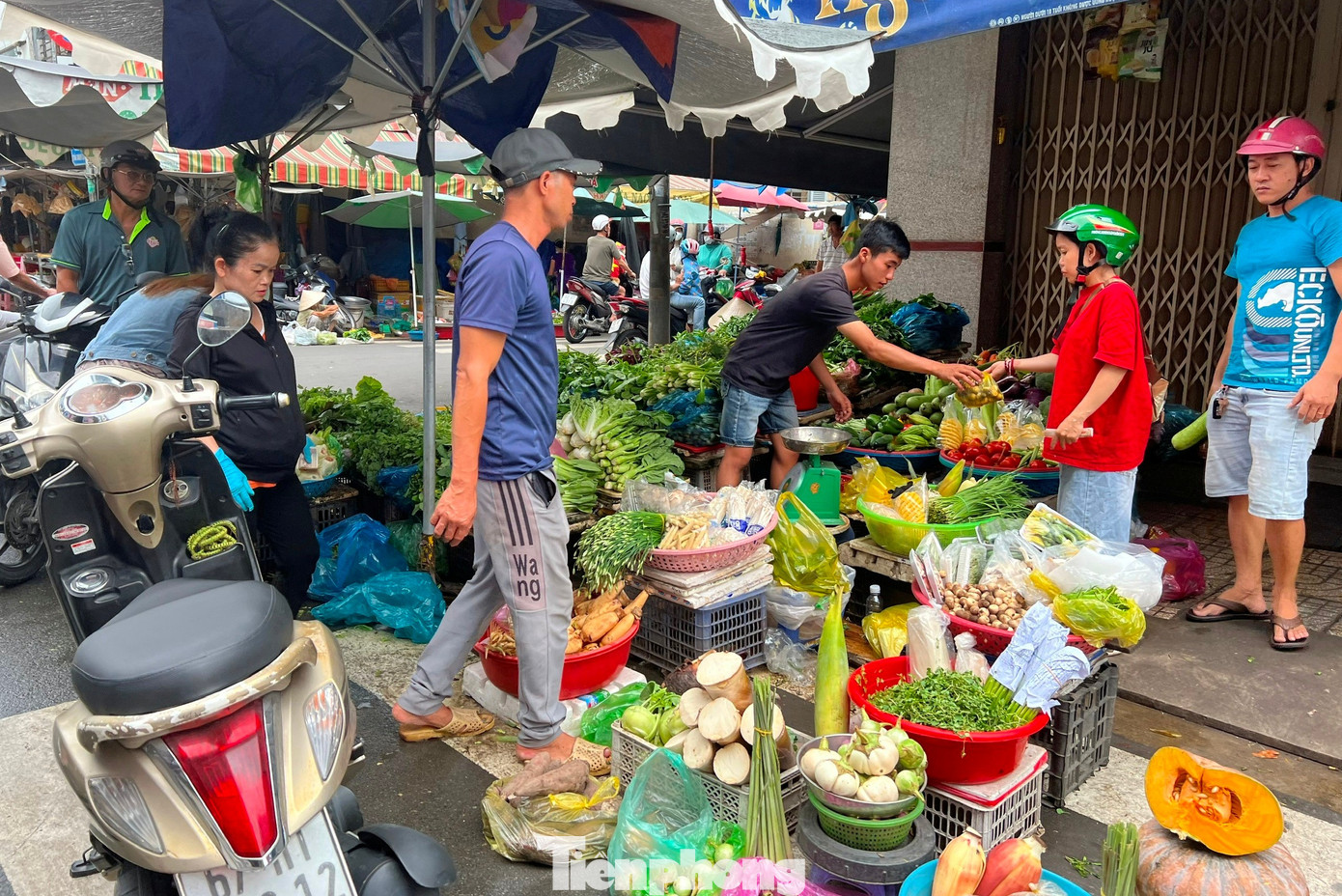 Giá rau củ 'tăng cấp' theo mưa bão - Ảnh 1