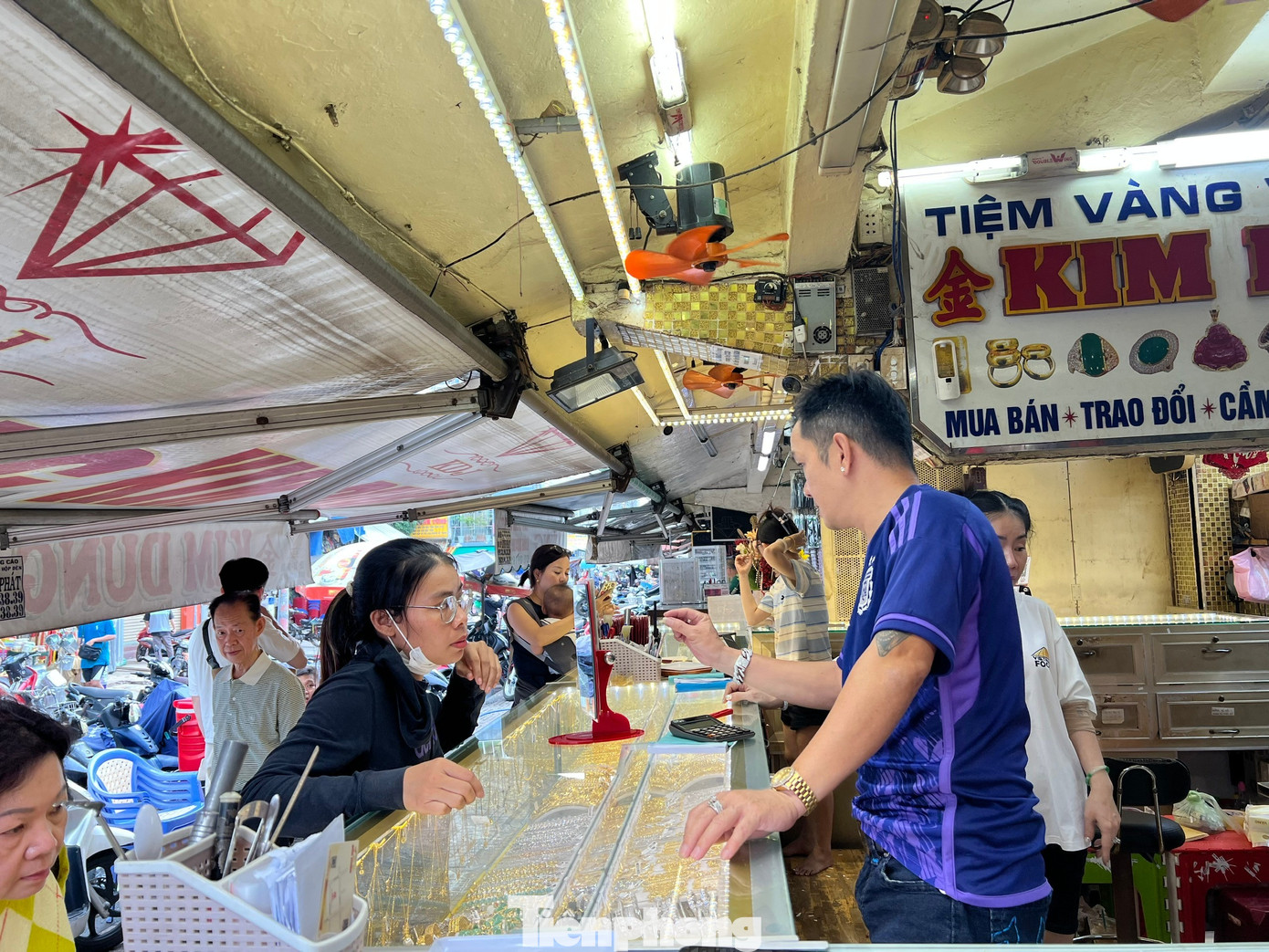 Cảnh trái ngược ở tiệm vàng giữa lúc giá tăng 'nóng' - Ảnh 5