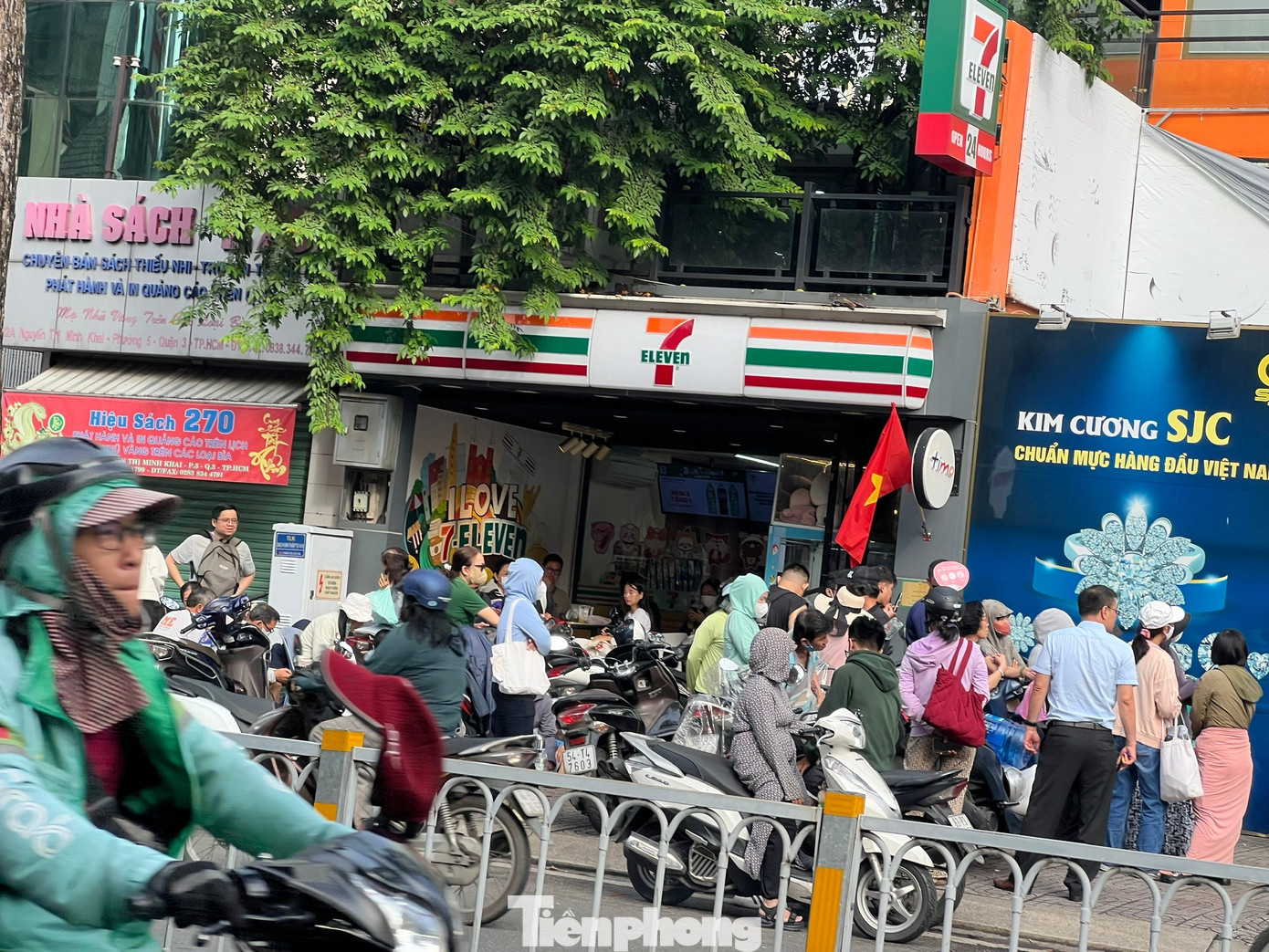 Cảnh trái ngược ở tiệm vàng giữa lúc giá tăng 'nóng' - Ảnh 1