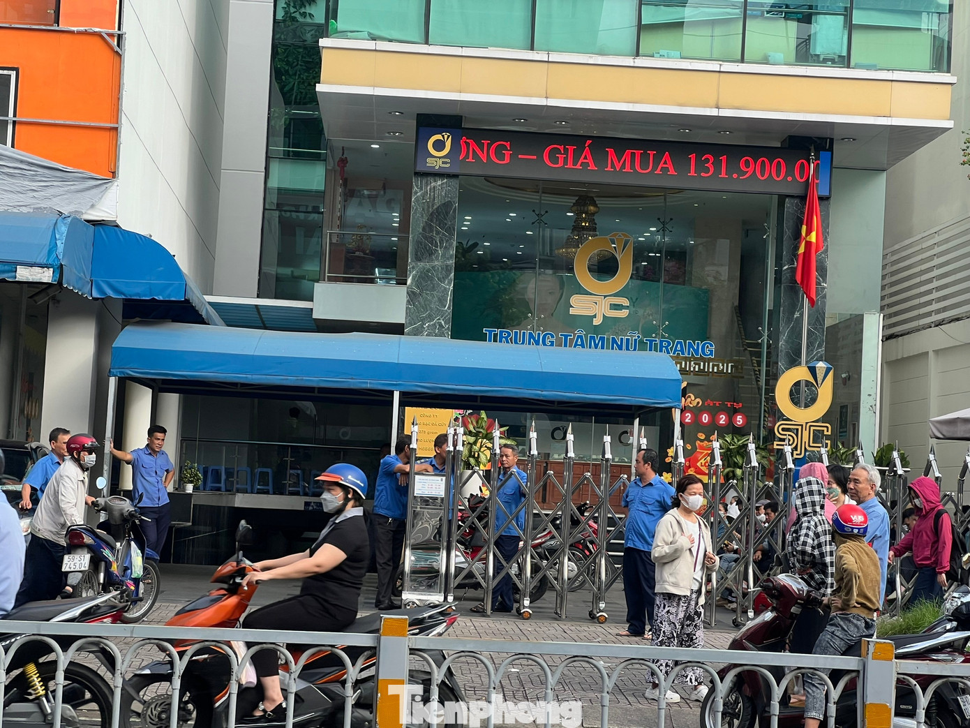 Cảnh trái ngược ở tiệm vàng giữa lúc giá tăng 'nóng' - Ảnh 2