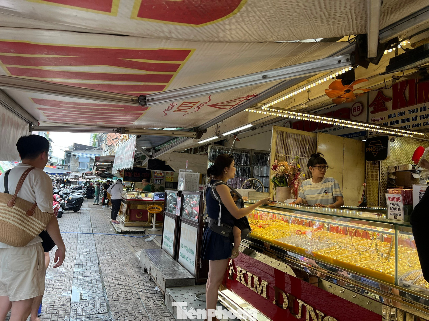 Cảnh trái ngược ở tiệm vàng giữa lúc giá tăng 'nóng' - Ảnh 7