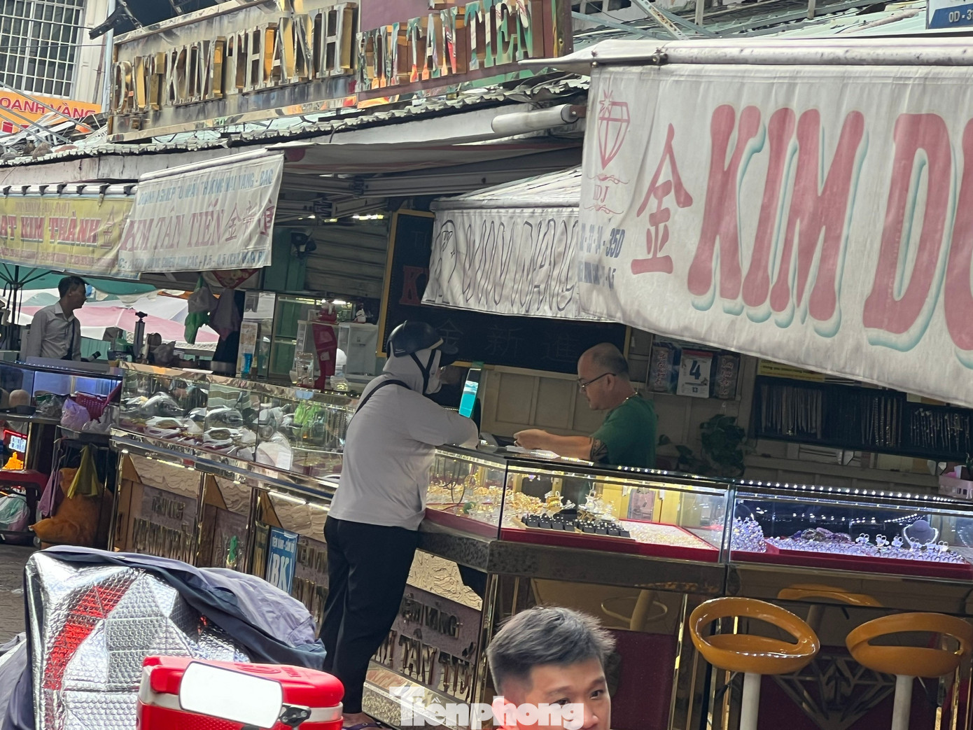 Cảnh trái ngược ở tiệm vàng giữa lúc giá tăng 'nóng' - Ảnh 8