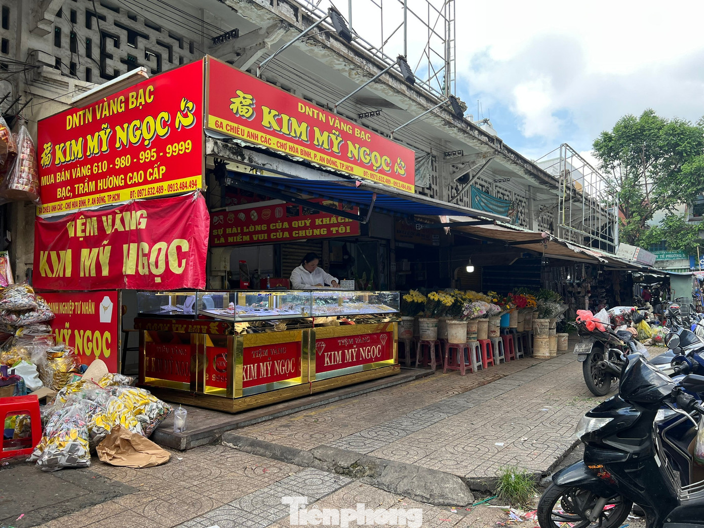 Cảnh trái ngược ở tiệm vàng giữa lúc giá tăng 'nóng' - Ảnh 6