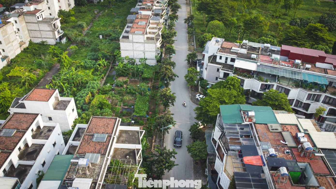 Khu biệt thự, nhà liền kề bị cơi nới, 'đội' tôn như khu tập thể cũ ở Hà Nội - Ảnh 9