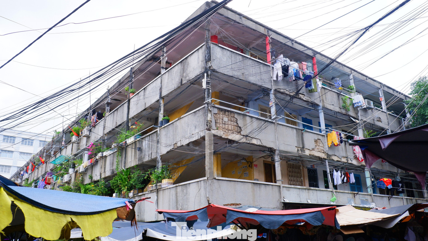 Sống bất an trong chung cư ở TPHCM: 'Nghe tiếng động mạnh là sợ trần rơi' - Ảnh 2