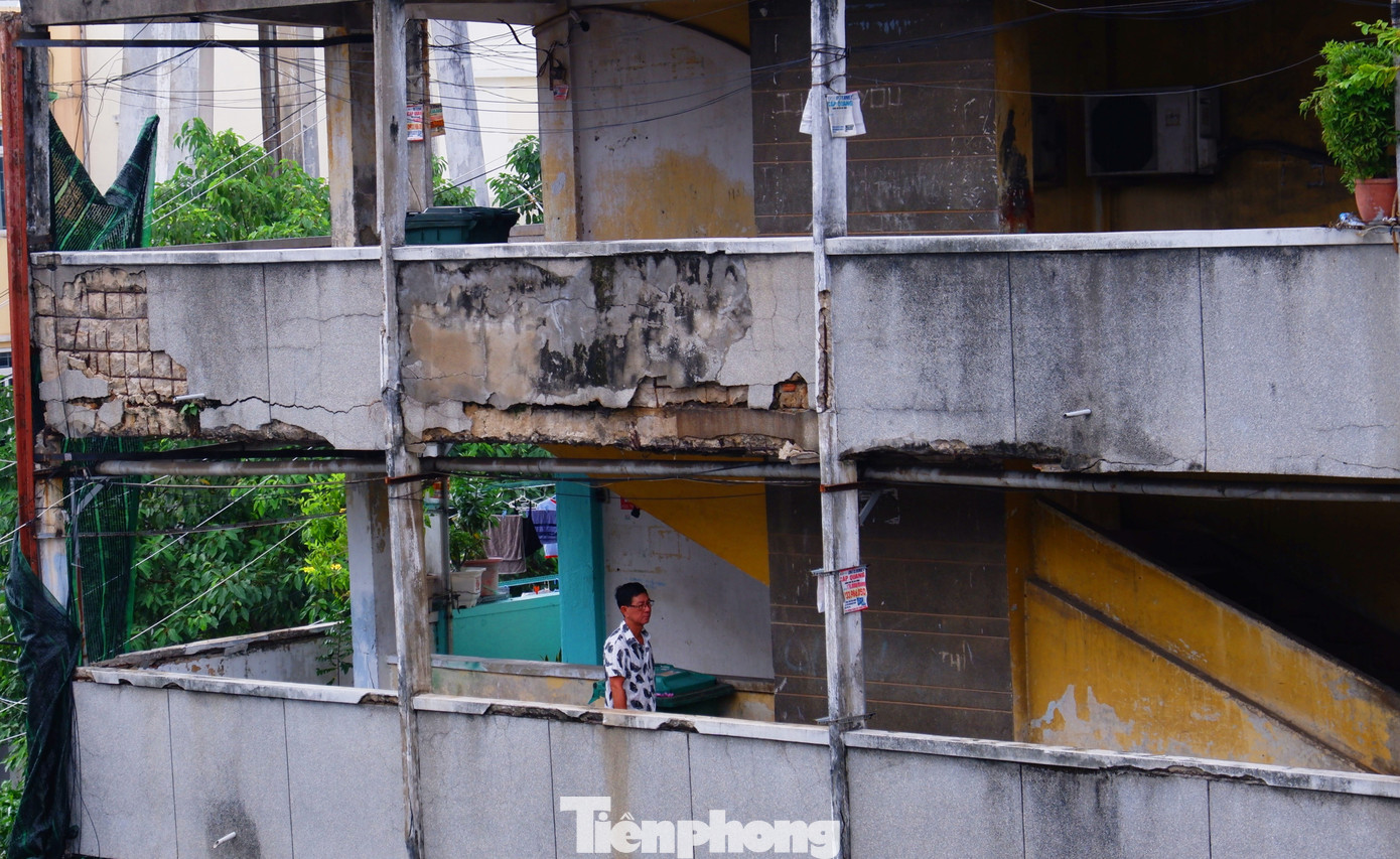 Sống bất an trong chung cư ở TPHCM: 'Nghe tiếng động mạnh là sợ trần rơi' - Ảnh 1