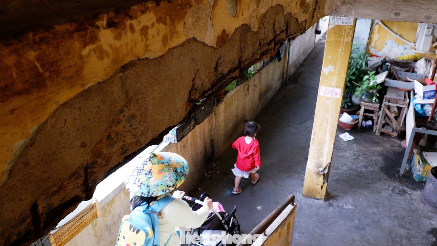 Sống bất an trong chung cư ở TPHCM: 'Nghe tiếng động mạnh là sợ trần rơi' - Ảnh 10