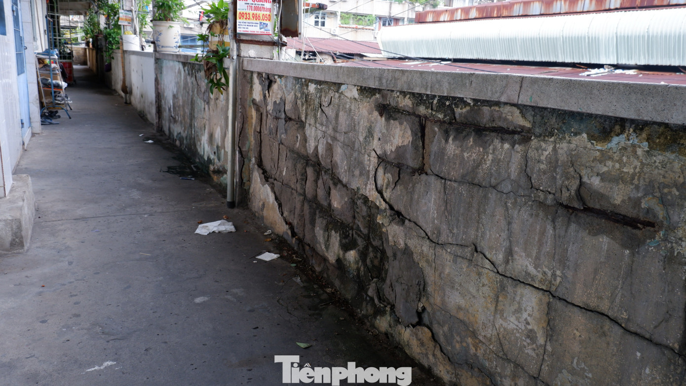 Sống bất an trong chung cư ở TPHCM: 'Nghe tiếng động mạnh là sợ trần rơi' - Ảnh 14