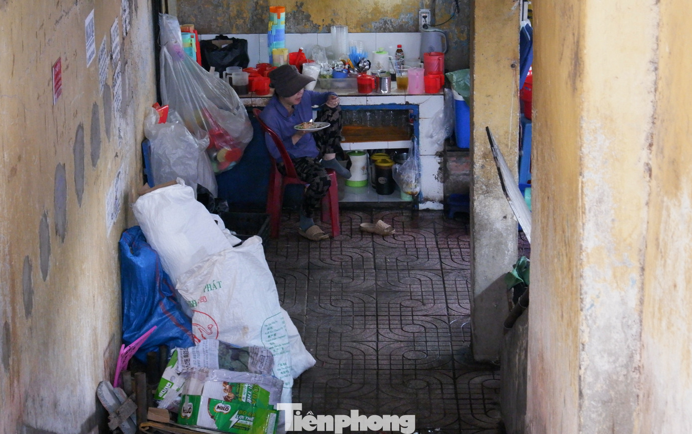 Sống bất an trong chung cư ở TPHCM: 'Nghe tiếng động mạnh là sợ trần rơi' - Ảnh 11