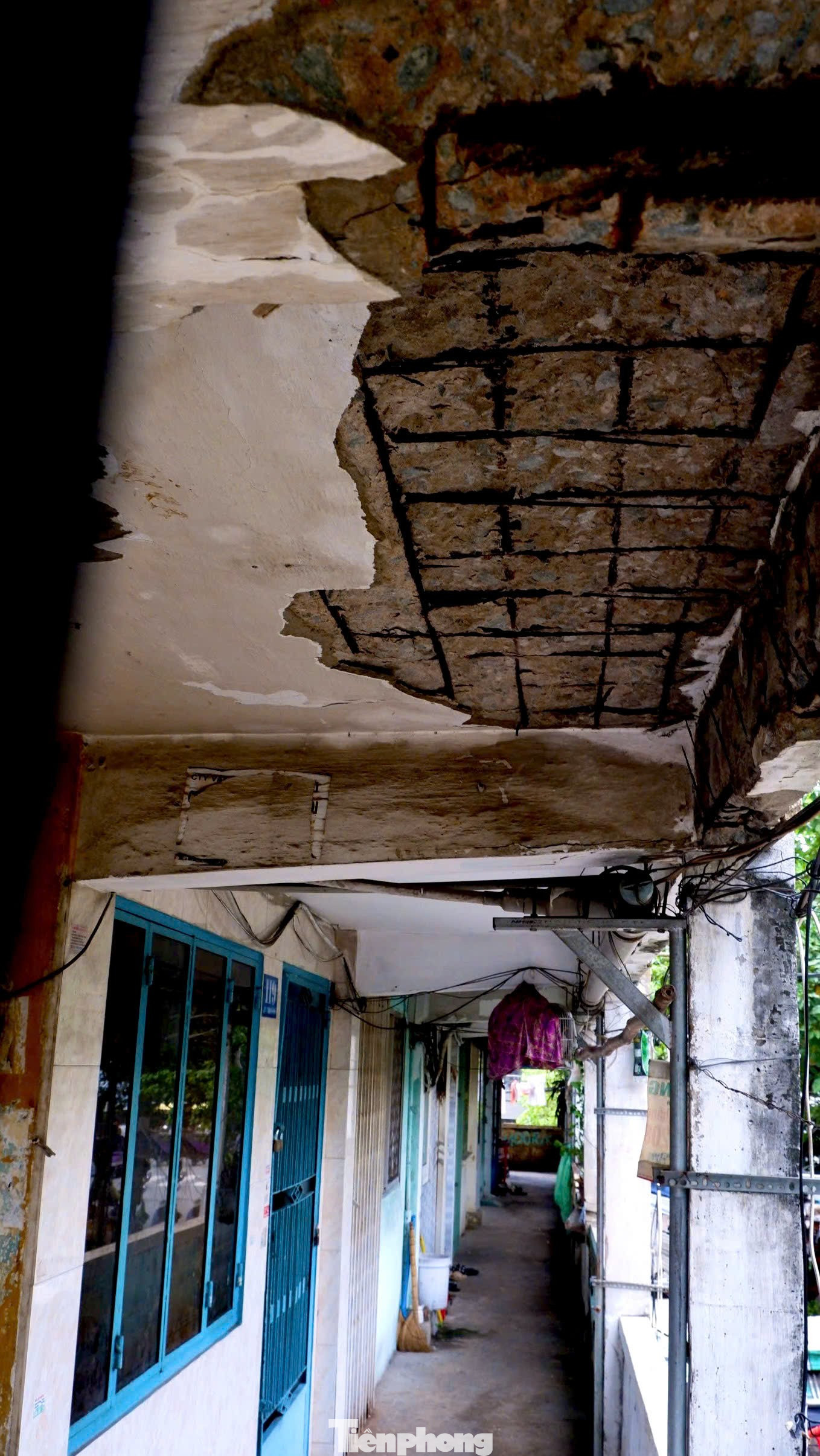 Sống bất an trong chung cư ở TPHCM: 'Nghe tiếng động mạnh là sợ trần rơi' - Ảnh 8