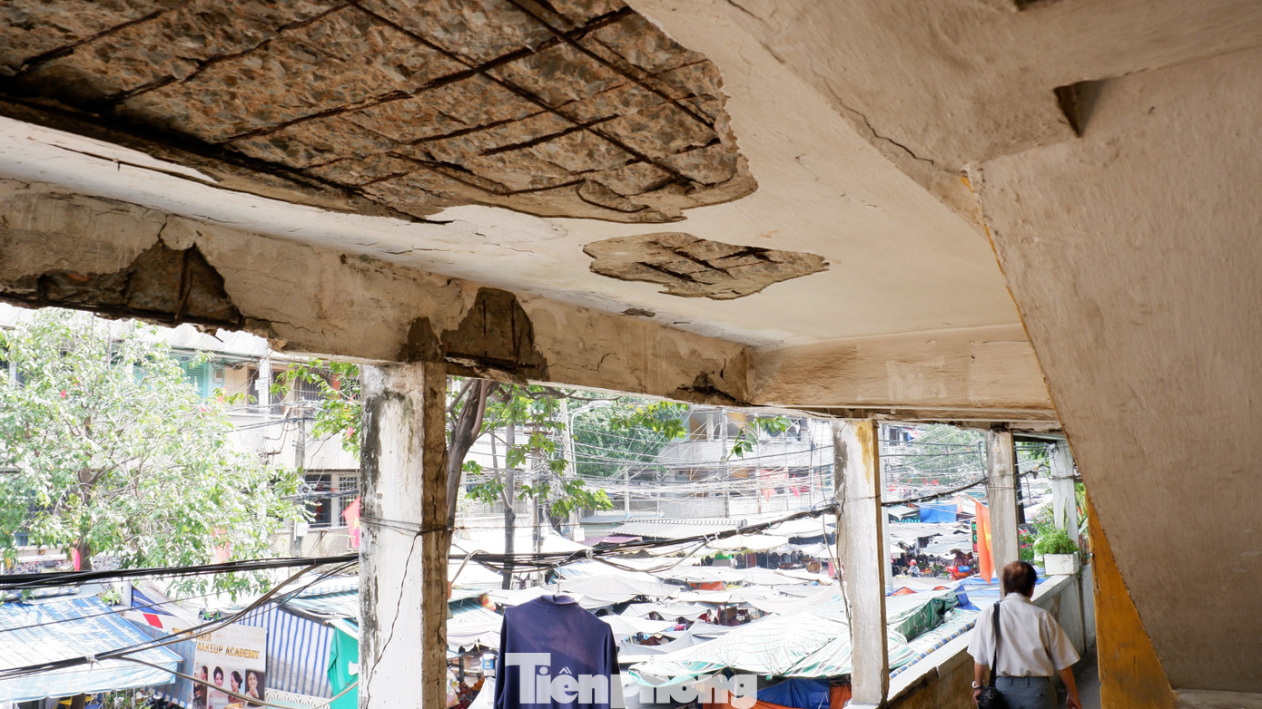 Sống bất an trong chung cư ở TPHCM: 'Nghe tiếng động mạnh là sợ trần rơi' - Ảnh 3