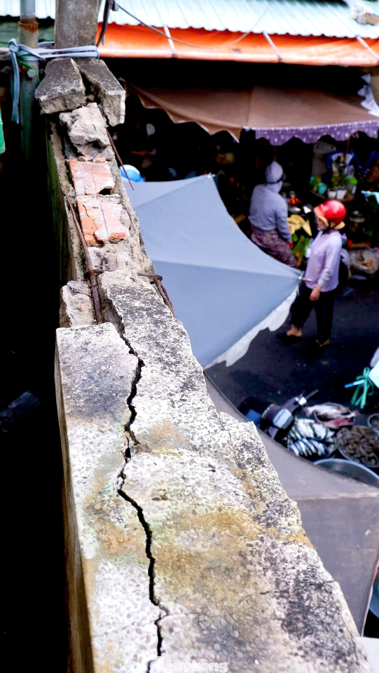 Sống bất an trong chung cư ở TPHCM: 'Nghe tiếng động mạnh là sợ trần rơi' - Ảnh 6