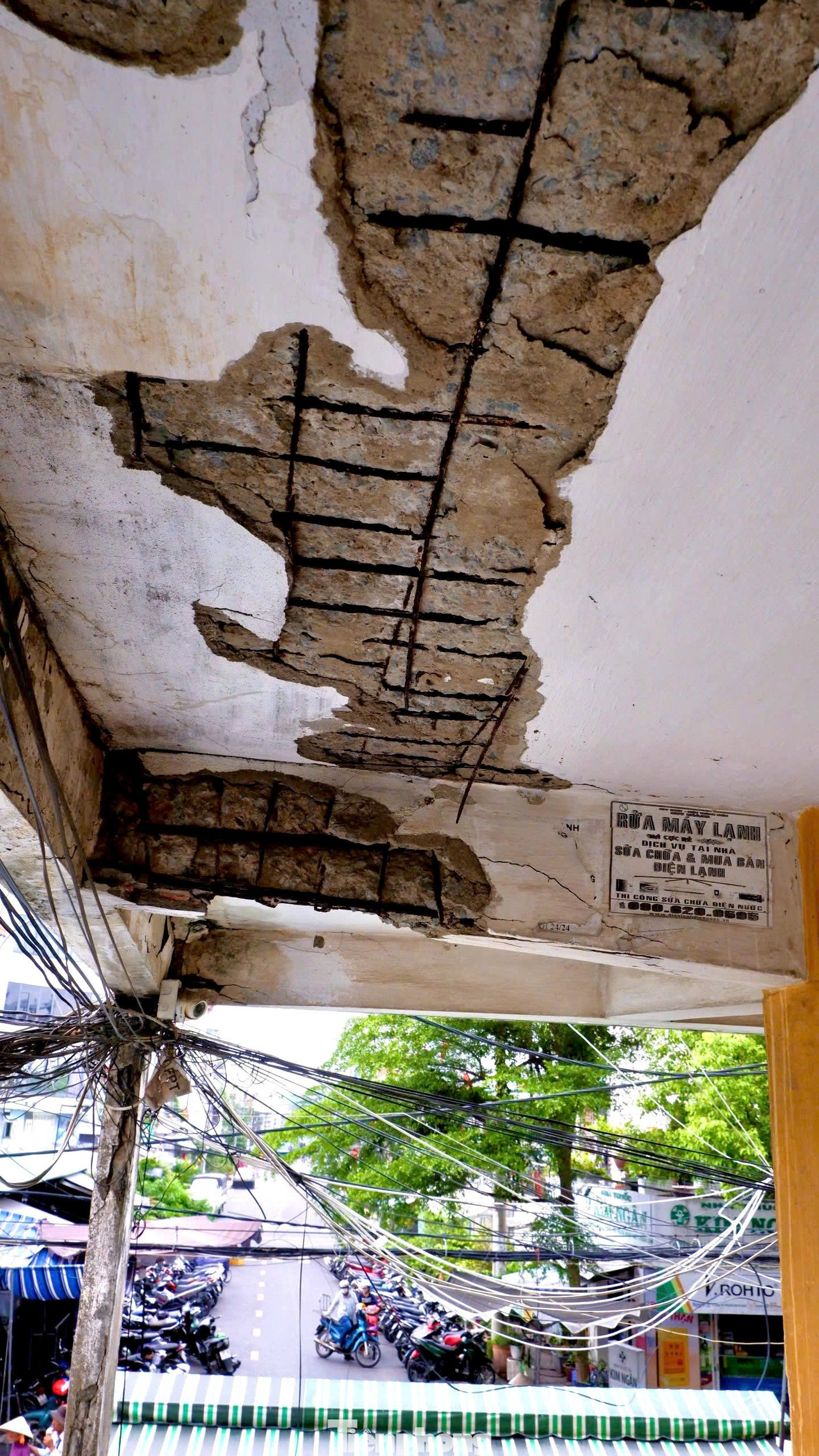 Sống bất an trong chung cư ở TPHCM: 'Nghe tiếng động mạnh là sợ trần rơi' - Ảnh 7