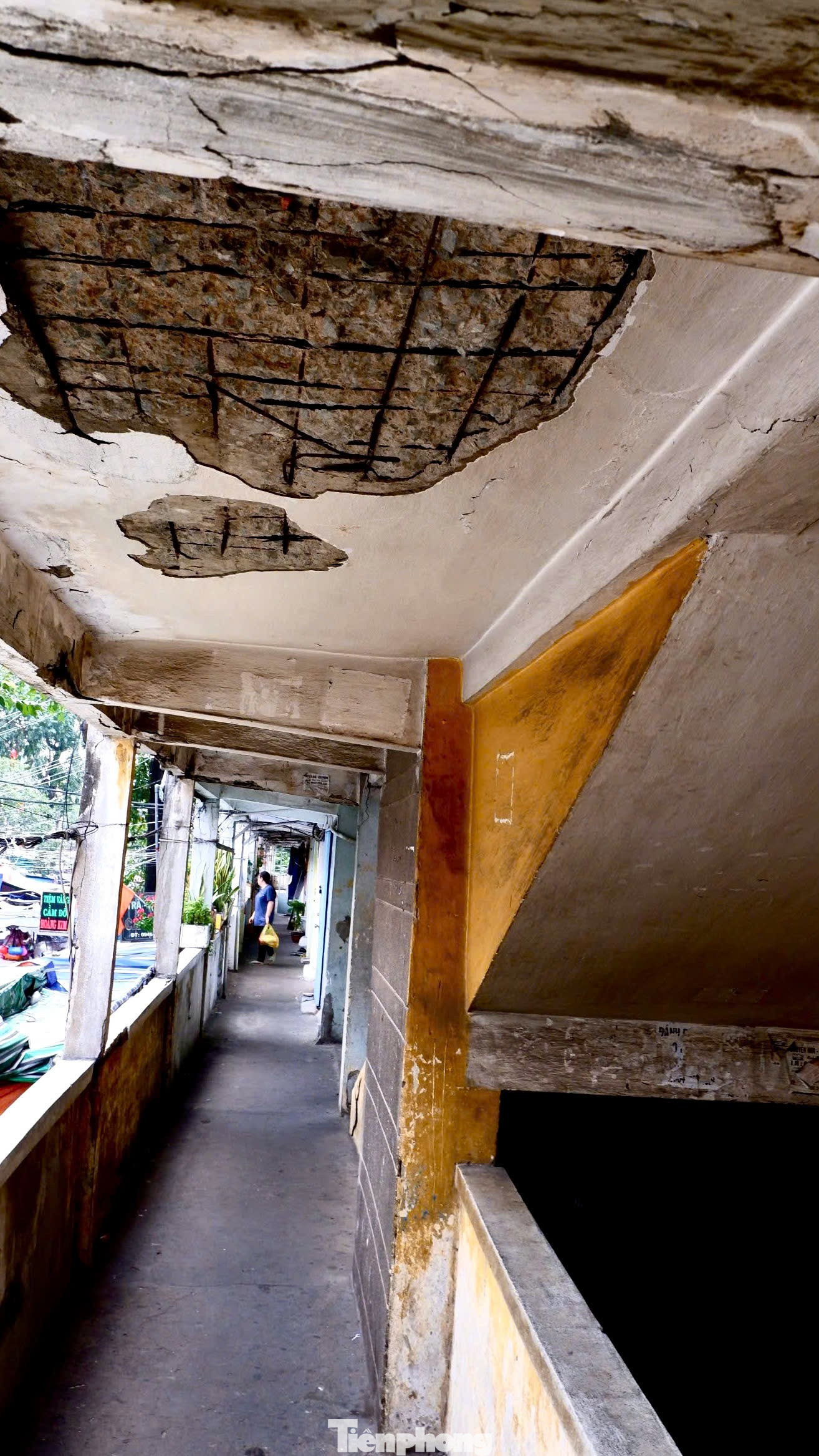 Sống bất an trong chung cư ở TPHCM: 'Nghe tiếng động mạnh là sợ trần rơi' - Ảnh 9