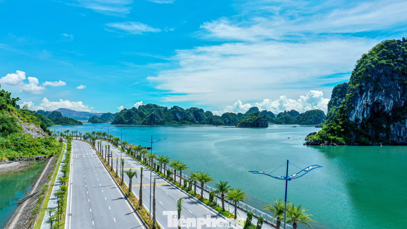 Ngắm vịnh Bái Tử Long từ tuyến đường bao biển đẹp nhất Việt Nam - Ảnh 1