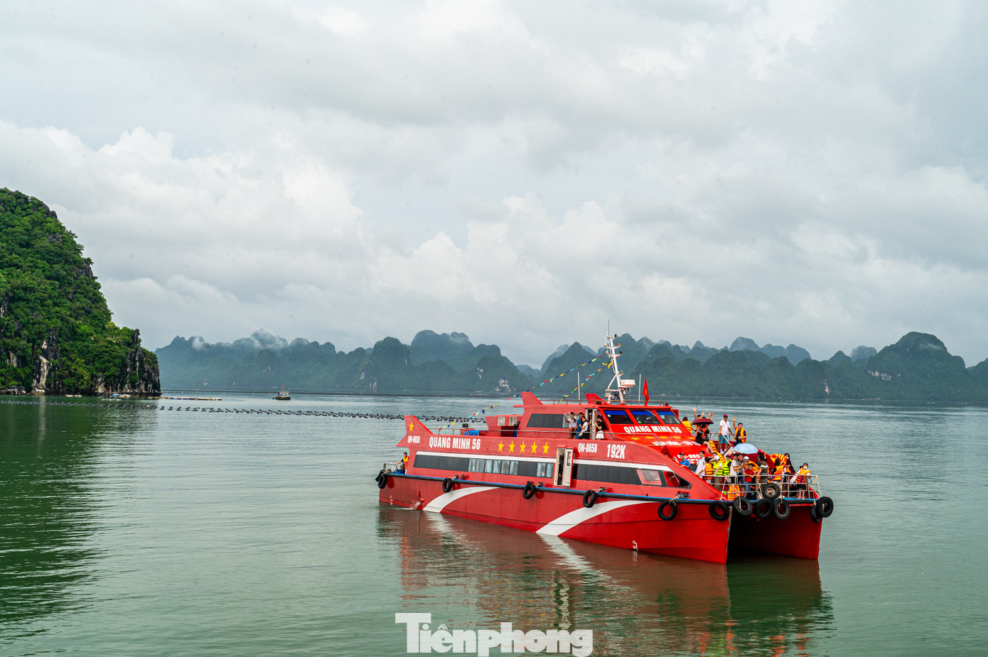 Quảng Ninh tạm dừng cấp phép cho tàu chở khách, tàu du lịch ra biển - Ảnh 1