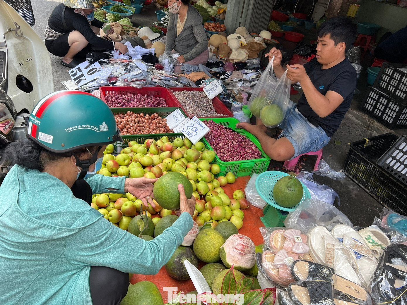 Thị trường rằm tháng Bảy: Trăm người bán, vài người mua - Ảnh 8