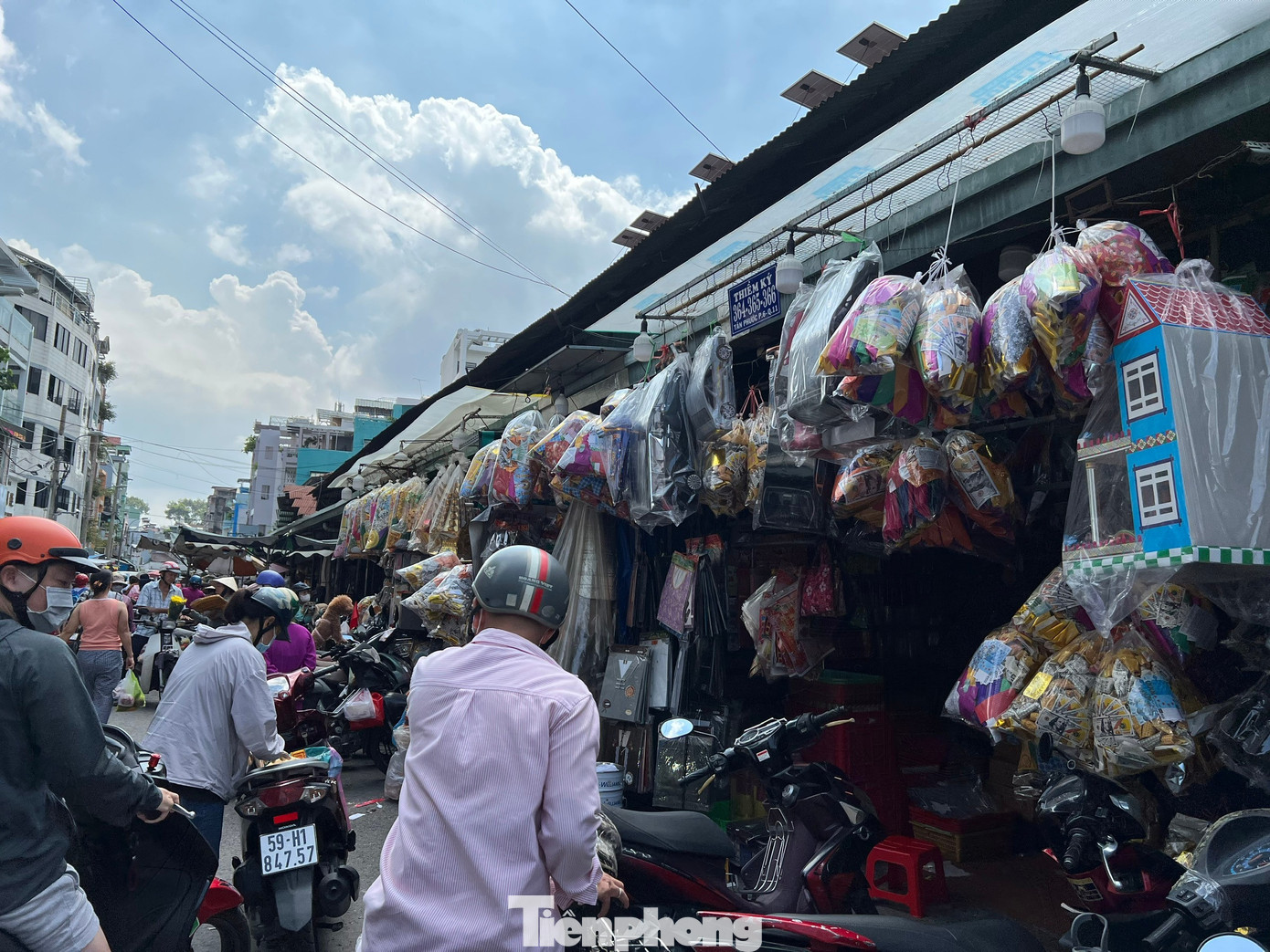 Thị trường rằm tháng Bảy: Trăm người bán, vài người mua - Ảnh 2